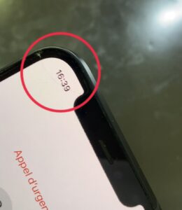 iPhone12 ガラスが少し割れている写真 宮崎市清水の修理屋さんで確認