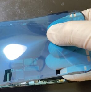 iPhone14Proの耐水シールを張り替える様子