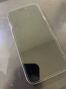 iPhone15Pro 修理 ガラスが少し割れている写真 宮崎市