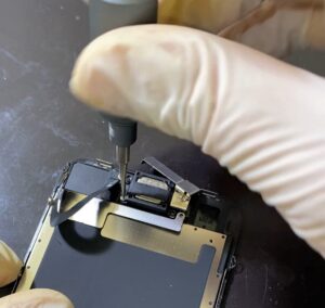 iPhoneSEの画面修理でカメラ取り外す写真。宮崎市大字恒久からご来店しすぐに対応可。