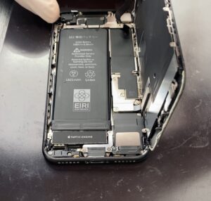 iPhoneSE 電池交換の様子