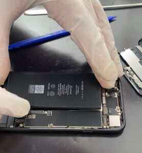 iPhoneSEを高品質バッテリーに交換する様子。宮崎市にあるスマホ修理Pro 宮崎