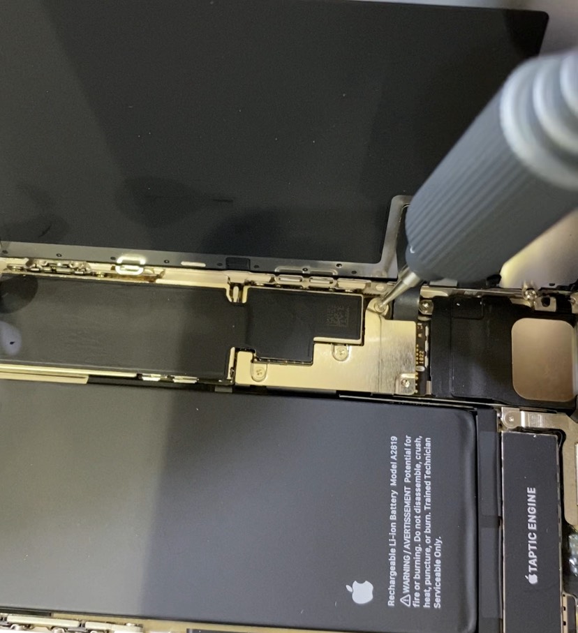 iPhoneSE3の修理写真。宮崎市大字恒久から修理希望でお問い合わせ。