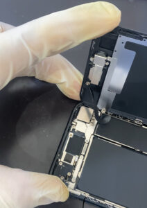 iPhoneSE3を修理するため、分解している写真。