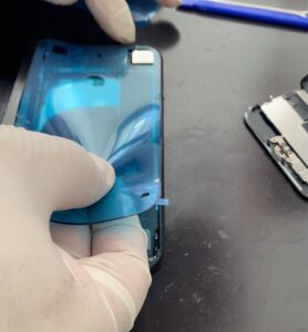 iPhoneSE第２世代 修理後に耐水シールを張り替える写真