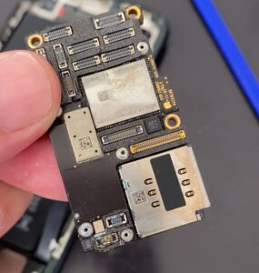 iPhone基板、水没で腐食